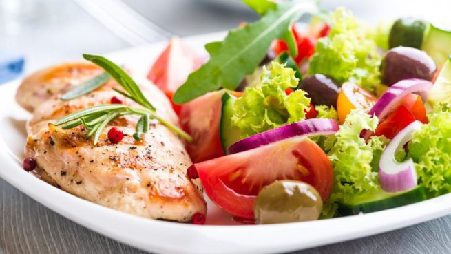 salad sayuran dan ikan dengan diet protein