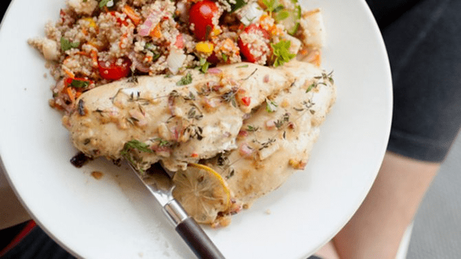 salmon dengan quinoa pada diet protein