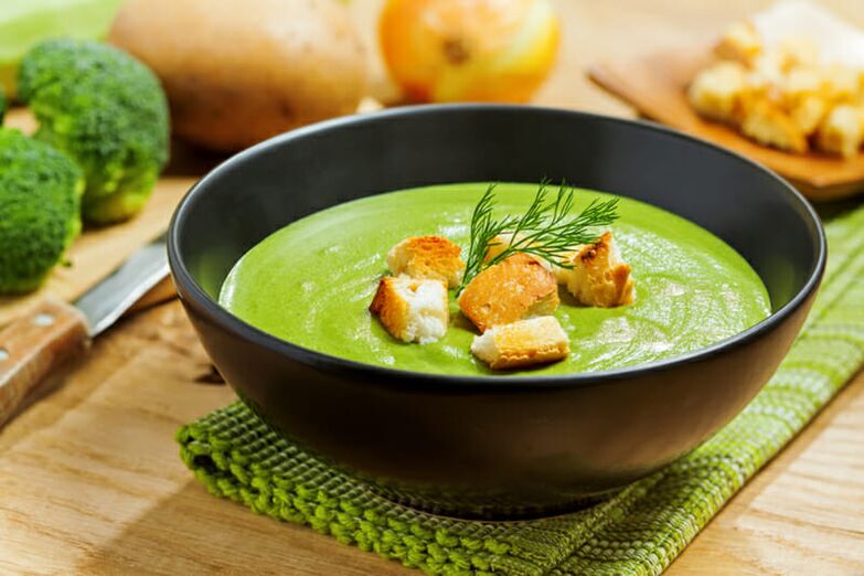 Sup krim brokoli dalam menu nutrisi untuk menurunkan berat badan