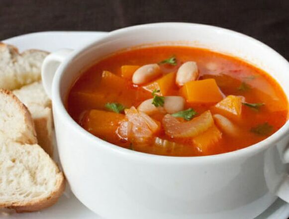 Sup seledri adalah hidangan hangat dalam diet diet sehat untuk menurunkan berat badan