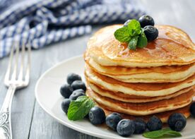 Anda bisa sarapan, mengikuti diet kefir, dengan pancake diet yang lezat