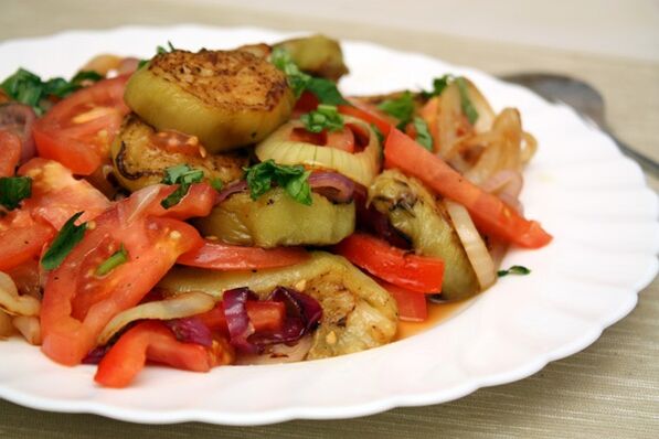 Diet Maggi termasuk salad sayuran yang sehat dan terong rebus. 