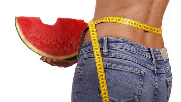 Makan semangka membantu Anda menurunkan 5 kg dengan cepat dalam seminggu. 