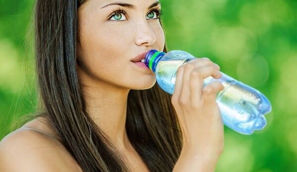 Untuk menurunkan berat badan secara efektif, Anda perlu minum cukup air. 